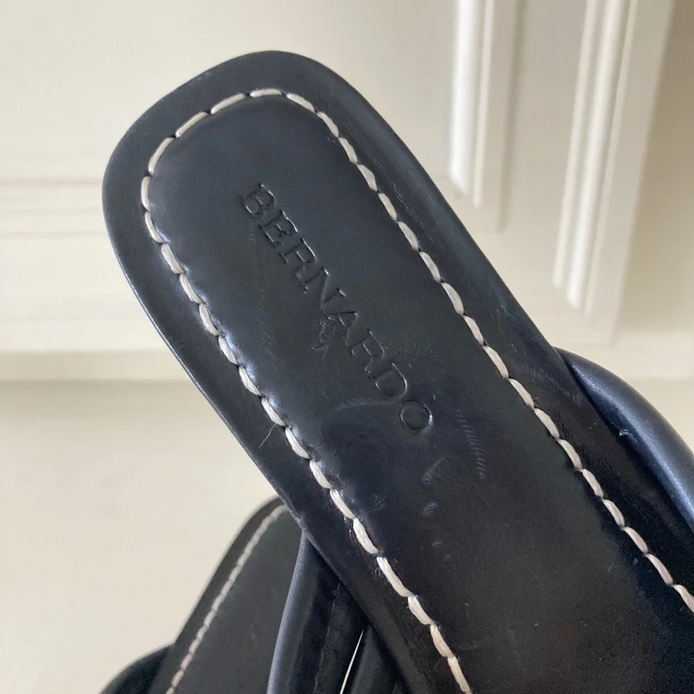 Bernardo Anthropologie Miami Demi Navy Blue Leather Thong Sandals Sz 8.5 - Picture 3 of 7